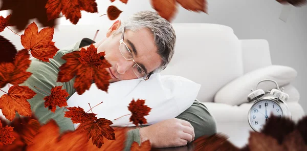 Homem descansando sobre almofada — Fotografia de Stock