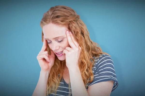 Mujer rubia que sufre de dolor de cabeza —  Fotos de Stock