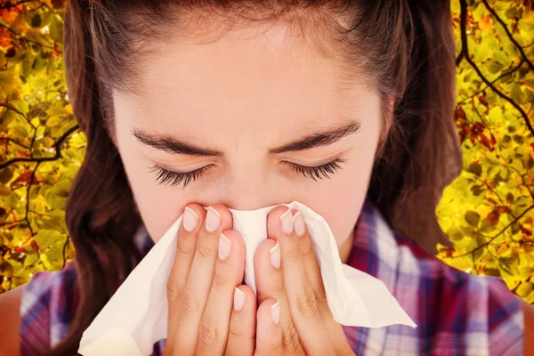 Close-up van zieke vrouw niezen in een weefsel — Stockfoto