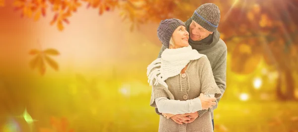 Ouder paar omarmen tegen herfst scène — Stockfoto