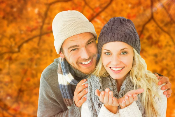 Attraktivt par i vinter mode leende — Stockfoto