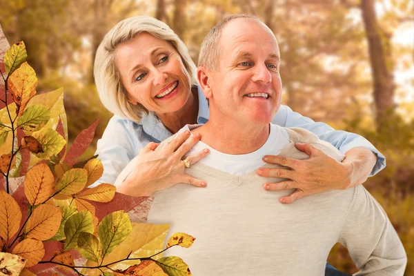 Šťastný zralý muž dává prasátko zpět na partnera — Stock fotografie