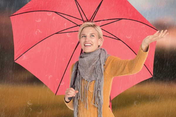 Mujer comprobando si está lloviendo — Foto de Stock