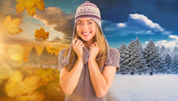 Gelukkig blonde in winterkleren poseren — Stockfoto