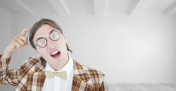 Geeky hipster başını tırmalamak — Stok fotoğraf