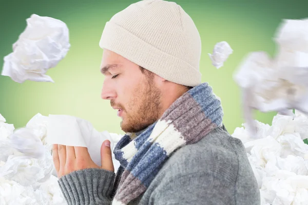 Schöner Mann in Wintermode, der sich die Nase pustet — Stockfoto