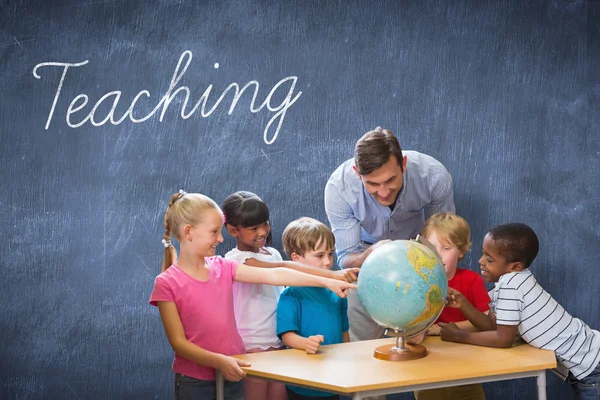 Onderwijs tegen blauwe schoolbord — Stockfoto