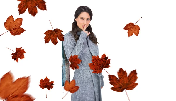 Vrouw met winterkleren houden geheime — Stockfoto