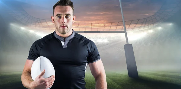 Robuster Rugbyspieler mit Ball — Stockfoto