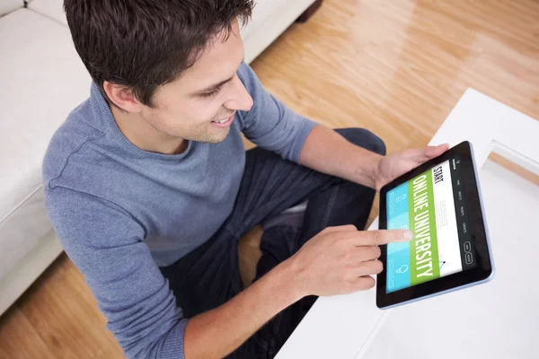 Bovenaanzicht van de mens met behulp van digitale Tablet PC — Stockfoto