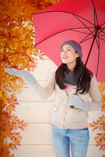 Morena sonriente sintiendo la lluvia —  Fotos de Stock