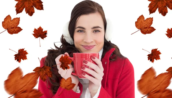 Mujer en ropa de invierno disfrutando de una bebida caliente — Foto de Stock