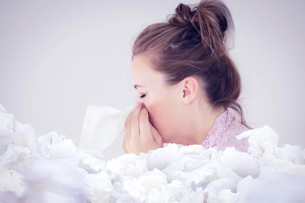 Jonge vrouw blaast haar neus — Stockfoto