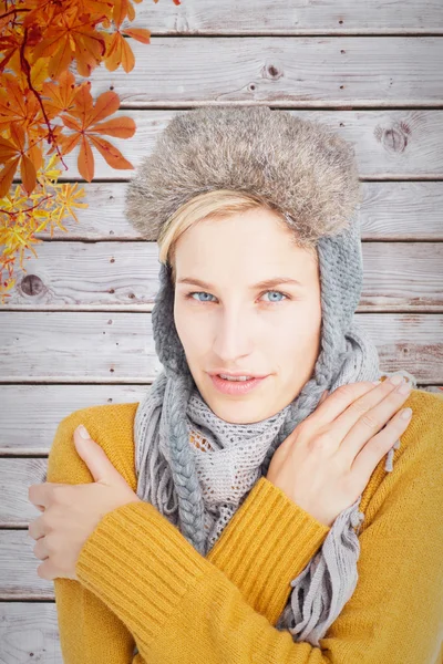 Femme en vêtements d'hiver frissonnant — Photo