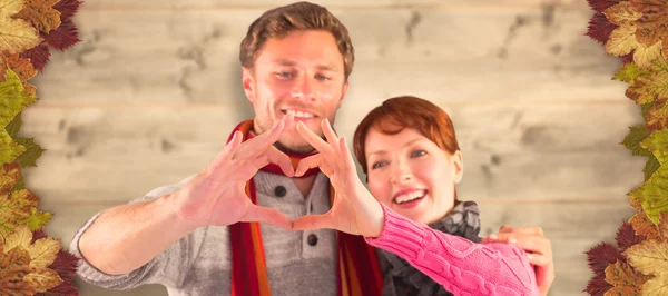 Pareja haciendo una forma de corazón — Foto de Stock