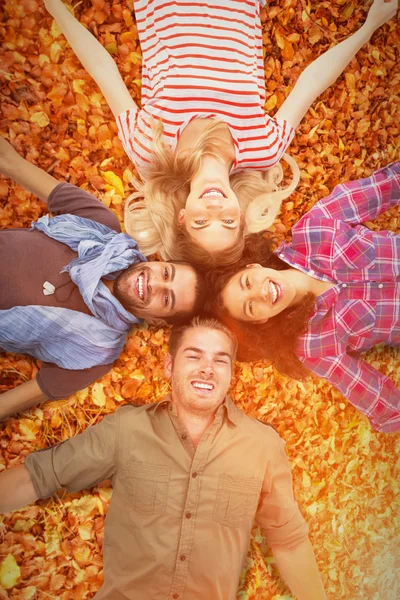 Freunde liegen im Kreis und lächeln — Stockfoto