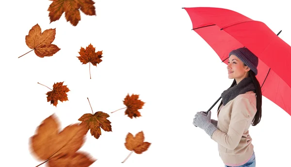 Morena sonriente sosteniendo paraguas rojo —  Fotos de Stock