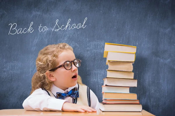 Terug naar school tegen blauwe schoolbord — Stockfoto