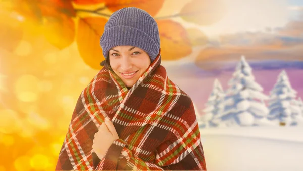 Lachende brunette met gecontroleerde deken — Stockfoto
