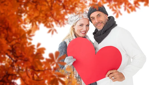 Retrato de casal feliz segurando coração — Fotografia de Stock