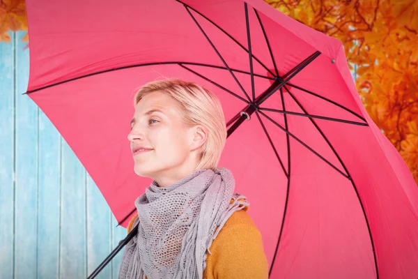 Glückliche Frau hält sich trocken — Stockfoto