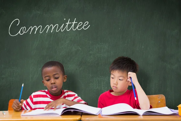 Woord Comité en schattig leerlingen — Stockfoto