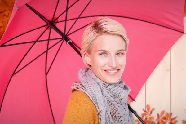 Smiling woman holding an umbrella — Stock Photo, Image