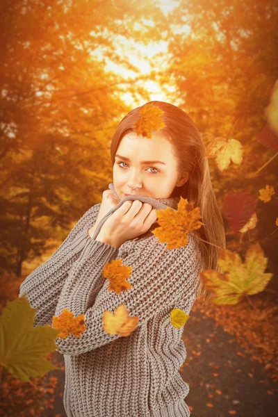 Chica bonita en puente de invierno — Foto de Stock