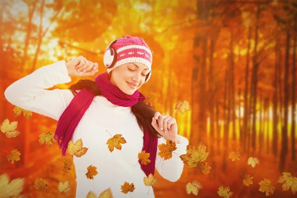 Winter brunette listening to music — Stock Photo, Image