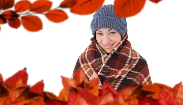 Brune souriante avec couverture à carreaux — Photo