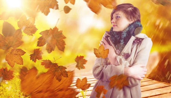 Doordachte vrouw in winterjas — Stockfoto