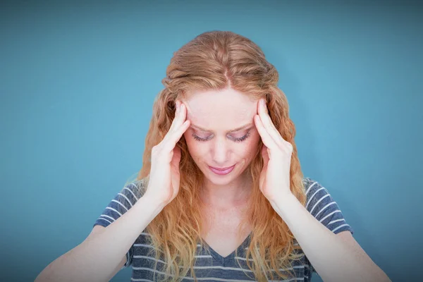 頭痛を持つブロンドの女性 — ストック写真