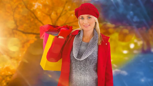 Rubia en invierno ropa sosteniendo bolsas de compras — Foto de Stock