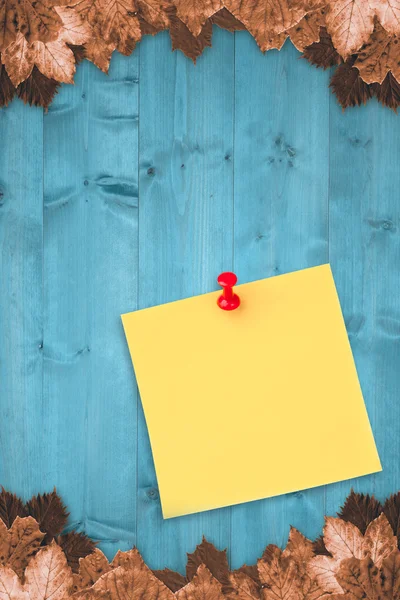 Przykładowy obrazek pinezki na żółtym papierze — Zdjęcie stockowe