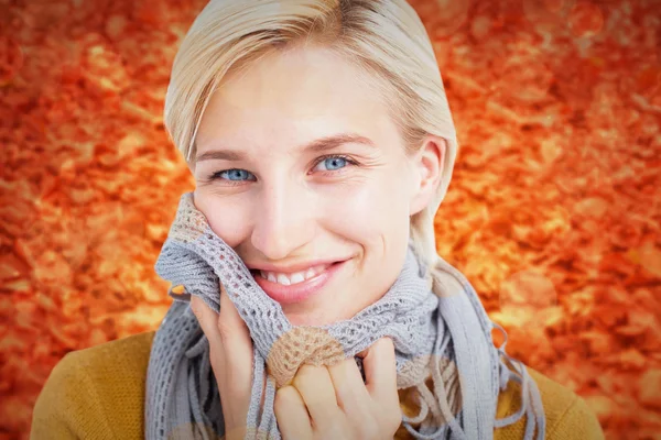 Leende kvinna bär en scarf — Stockfoto