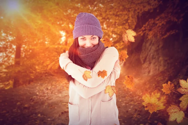 Aantrekkelijke brunette kijken camera dragen — Stockfoto