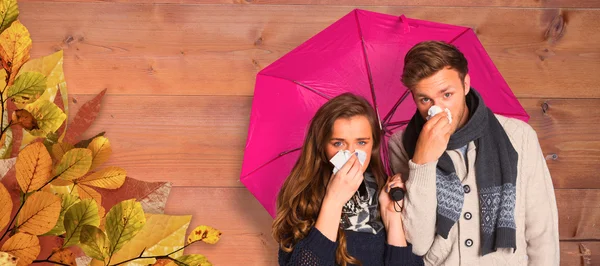 Casal soprando nariz enquanto segurando guarda-chuva — Fotografia de Stock