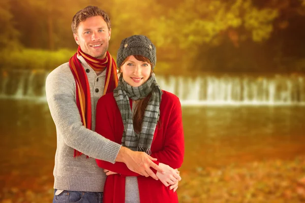 Pareja sosteniendo y sonriendo juntos — Foto de Stock