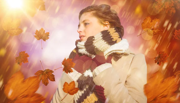 Вдумчивая женщина в зимней одежде — стоковое фото