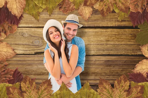 Feliz pareja hipster sonriendo a la cámara — Foto de Stock