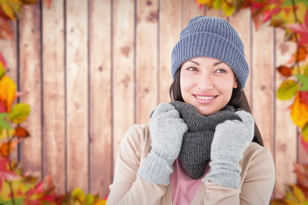 Lächelnde Brünette in warmer Kleidung — Stockfoto