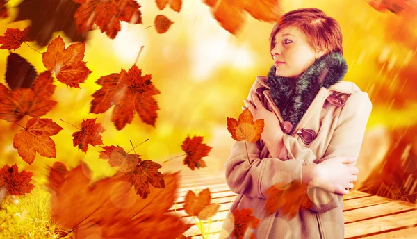 Doordachte vrouw in winterjas — Stockfoto