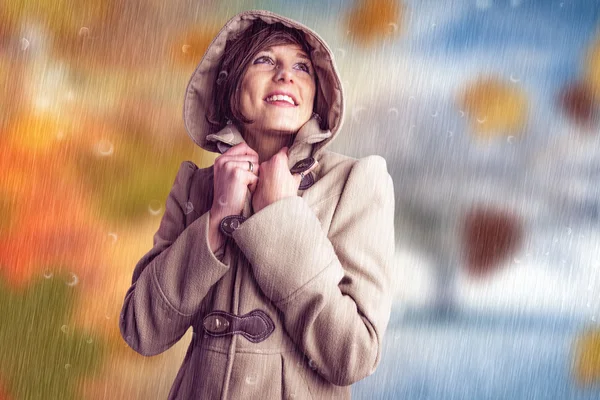 Χαμογελώντας όμορφη γυναίκα στον χειμερινό παλτό — Φωτογραφία Αρχείου