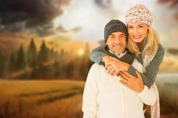 Vrouw omhelst echtgenoot tegen land scène — Stockfoto