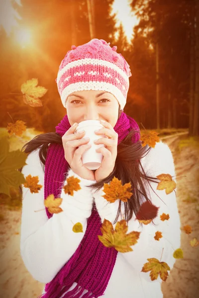 Inverno morena com café — Fotografia de Stock