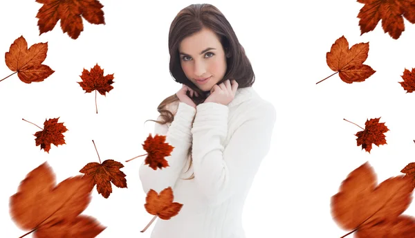 Brunette en pull blanc souriant à la caméra — Photo