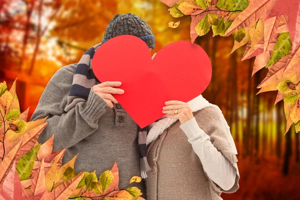 Ouder paar houden rood hart — Stockfoto
