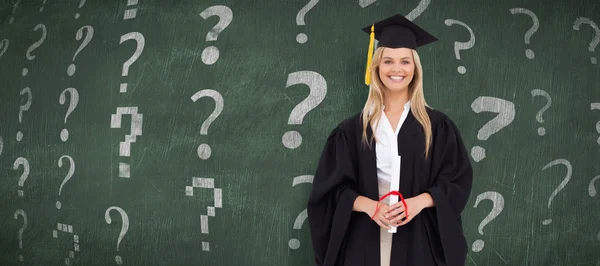 Leende blondin student i graduate robe — Stockfoto