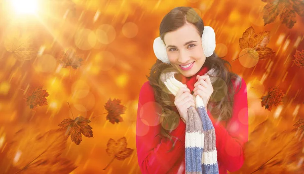 Imagem composta de morena feliz em roupas de inverno sorrindo para c — Fotografia de Stock