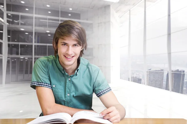 Studente seduto in Biblioteca — Foto Stock